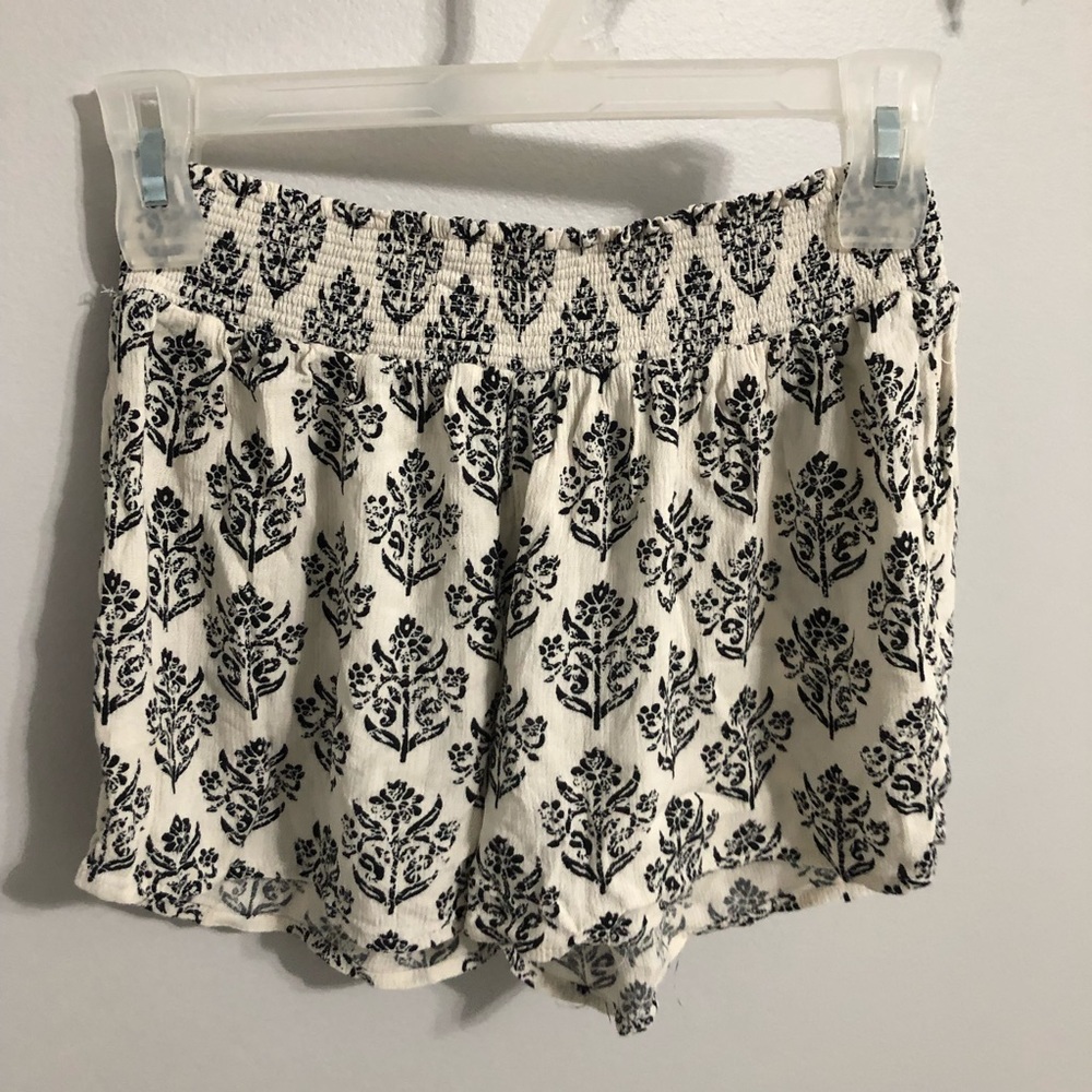 Mossimo black and white flowy shorts